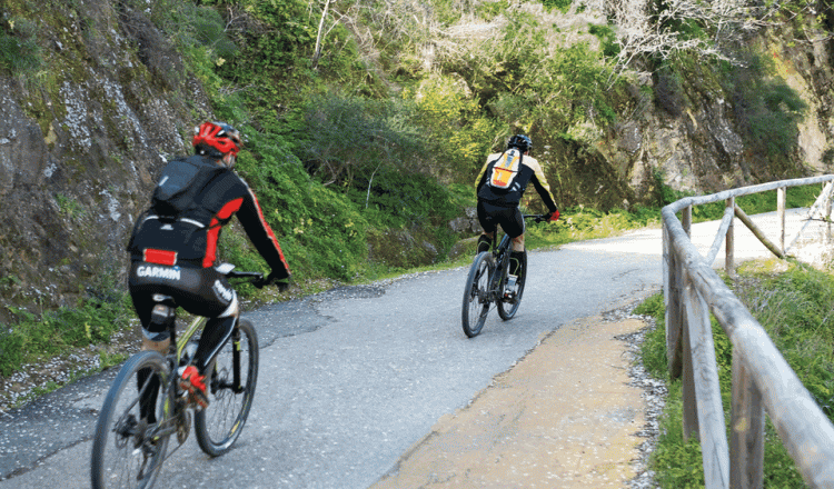Ciclistas por la Vía Verde de la Sierra  ()
