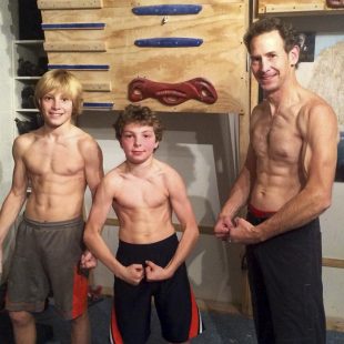 Eric Hörst sacando músculo junto a sus hijos Jonathan y Cameron Hörst  (Eric Hörst / trainingforclimbing.com)