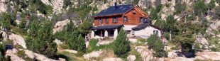 Refugio Josep Mª Blanch a orillas del Estany Tort de Peguera en Pirineos  (Jordi Longás)