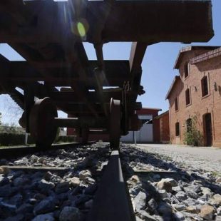 Antigua estación del Tren de la Burra a su paso por Fresno de la Vega.  ()