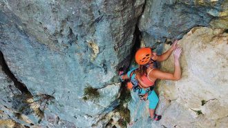 Cordada escalando en la zona francesa de Rochebrune, con versátiles arneses de Beal.