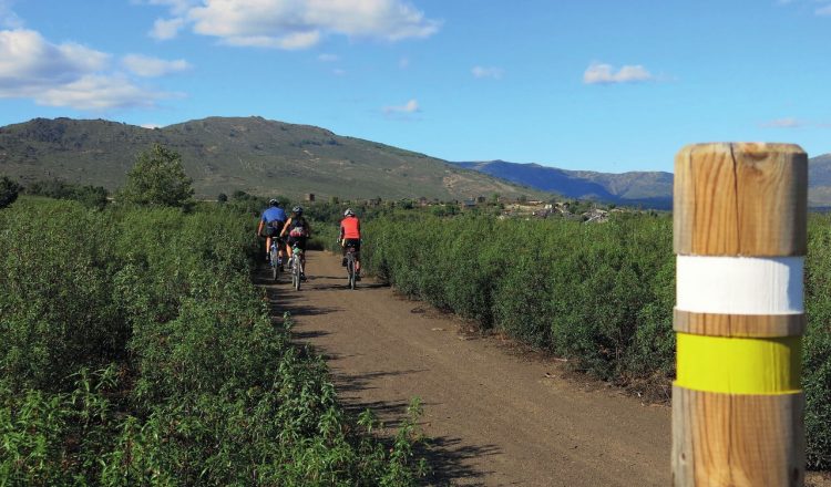 Ciclistas en el PR GU- 04