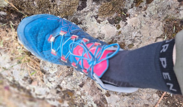 Fátima Gil probando los calcetines Ligth Hiker shorty Eco de Lorpen