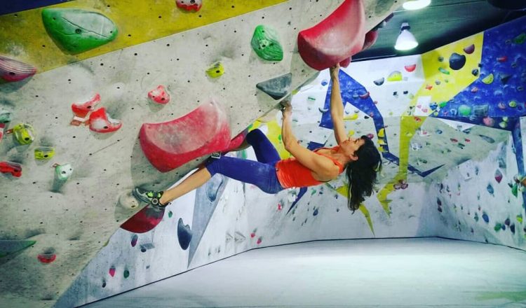 Teresa Troya entrenando en el rocódromo (foto de su colección)