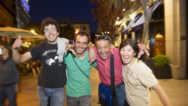 Iván Vallejo con los jóvenes alpinistas de Somos Ecuador en los alrededores Librería Desnivel. 