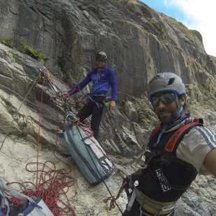 Alex Txikon y Ekaitz Maitz porteando material en la Gran Torre del Trango (2014)  (Alex Txikon)