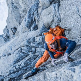 Dani Arnold en la cara norte del Petit Dru (Foto: Romano Salis).