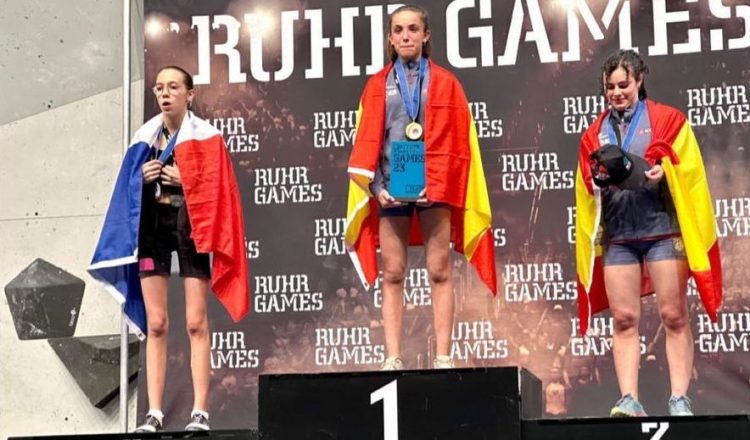 Podio Youth B femenino del Campeonato de Europa de Búlder Juvenil de Duisburg 2023, con Geila Macià (1ª), Louise Puech Yazid (2ª) y Júlia Benach (3ª) (Foto: @ruhrgames).