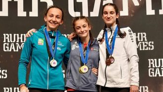 Podio Junior femenino del Campeonato de Europa de Búlder Juvenil de Duisburg 2023, con Iziar Martínez (1ª), Irina Daziano (2ª) y Ruby Danziger (3ª) (Foto: @ruhrgames).