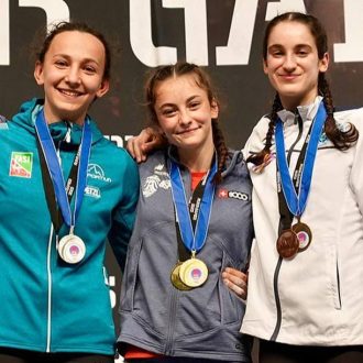 Podio Junior femenino del Campeonato de Europa de Búlder Juvenil de Duisburg 2023, con Iziar Martínez (1ª), Irina Daziano (2ª) y Ruby Danziger (3ª) (Foto: @ruhrgames).