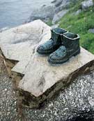 Monumento al excursionista y peregrinos del Camino de Santiago junto a un acantilado en Finisterre. A Coruña. Galicia.