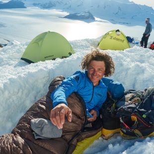 Fabian Bühl en la base del Cerro Torre