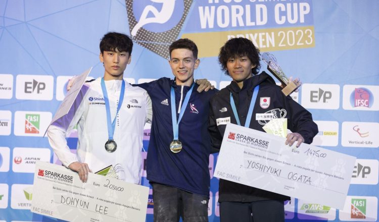 Podio masculino de la Copa del Mundo de Búlder de Brixen 2023 con Toby Roberts (1º), Dohyum Lee (2º) y Yoshiyuki Ogata (3º) (Foto: Dimitris Tosidis/IFSC).