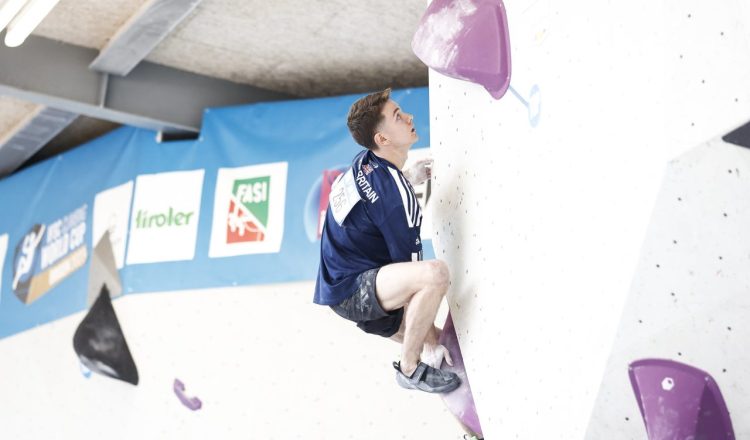 Toby Roberts en la Copa del Mundo de Búlder de Brixen 2023 (Foto: Dimitris Tosidis/IFSC).