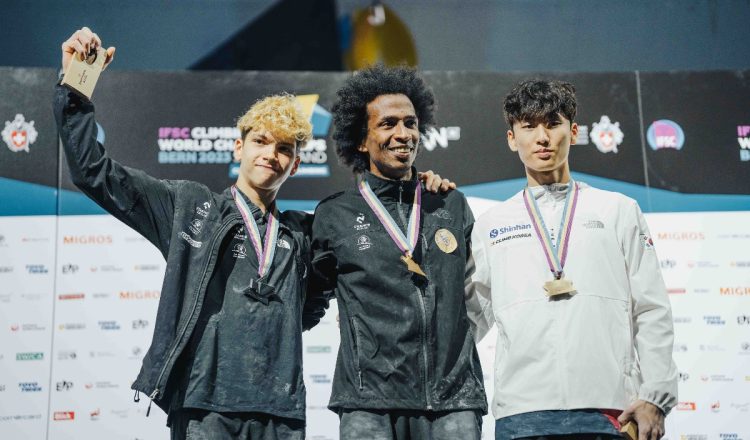 Podio masculido del Campeonato del Mundo de Búlder de Berna 2023, con Mickael Mawem (1º), Mejdi Schalck (2º) y Dohyun Lee (3º) (Foto: Lena Drapella/IFSC).