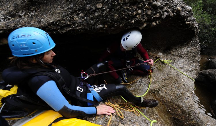 El guía de barrancos Josep Creus Vall y Yolanda Castro en el Barranco de Lumos, Sierra de Guara.