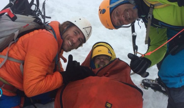 Momento del rescate en el accidente del Veleta, con los compañeros dando ánimos.