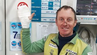 Denis Urubko con las manos vendadas tras las congelaciones que sufrió cuando intentaba el Gasherbrum I invernal. Foto: © Denis Urubko
