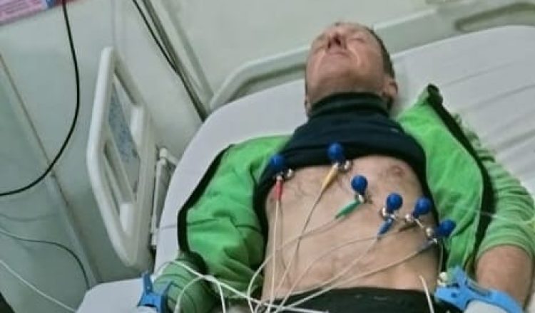 Denis Urubko en el hospital militar de Skardu tras su accidente y congelaciones cuando intentaba el Gasherbrum I invernal.