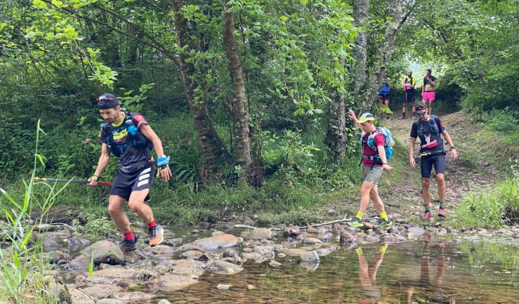 Los miembros del club de trail Kilómetro Vertical de Torrelavega que realizaron el Desafio Lebaniego.