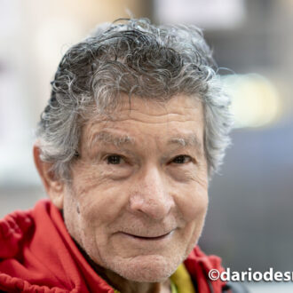 Carlos Soria en el aeropuerto de Madrid, el día de su partida al Himalaya (23 marzo 2023) para intentar el Dhaulagiri.