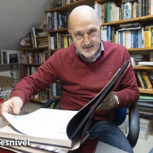 Sebas Álvaro en la biblioteca de su casa (enero 2019)