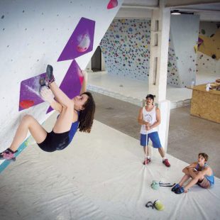 María Benach poniendo a prueba su elasticidad en un movimiento sobre volúmenes