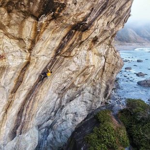 Ethan Pringle en Blackbeards tears 8c+ poniendo cacharros  ()