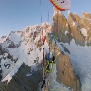 Fabian Buhl desciende en parapente de la cima del Cerro Torre.