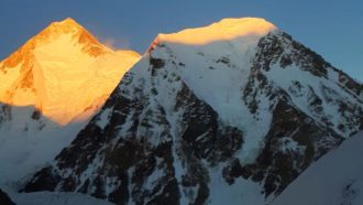 El Gasherbrum I invernal en una foto que nos envía Denis Urubko.