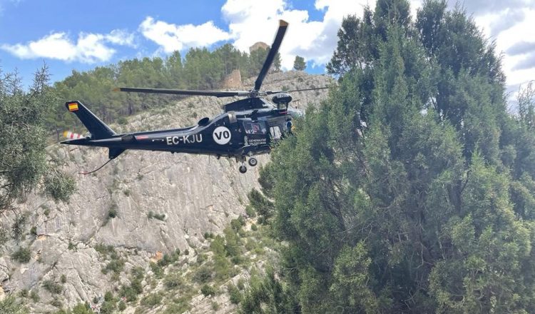 Rescate del escalaro herido por impacto de piedra en Jérica