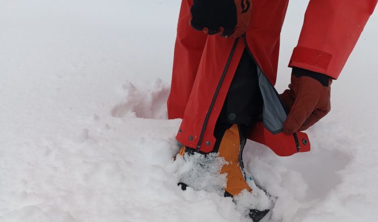 Marinan Fernández probando el peto Gore-Tex® Pro Summit Pumori de The North Face