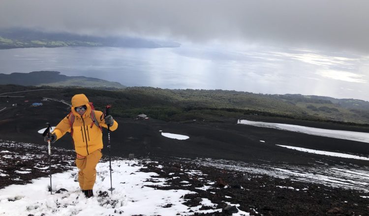Carlos Vasquez probando la chaqueta y el pantalón Pumori Summit Series de The North Face