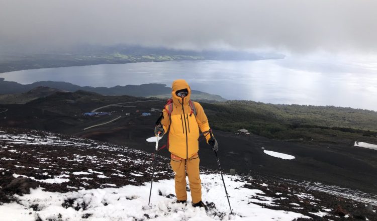 Carlos Vasquez en el volcán Osorno, probando la chaqueta, el pantalón y el plumas Pumori Summit Series de The North Face