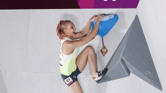 La eslovena Janja Garnbret medalla de oro en los Juegos Olímpicos de Tokyo 2021 en la competición de búlder que ganó.
