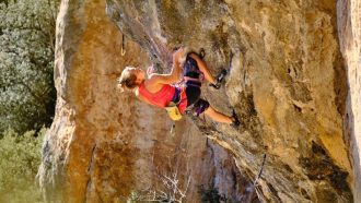 Solveig Korherr en 'Esclatamàsters' 8c+ de Perles (Foto: Emile Pino).