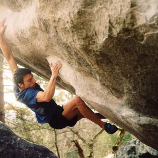 Simon Lorenzi en 'Soudain seul' 9A de Fontainebleau.