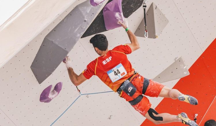 Alberto Ginés, en la Copa del Mundo de Escalada de Dificultad de Chamonix 2021.