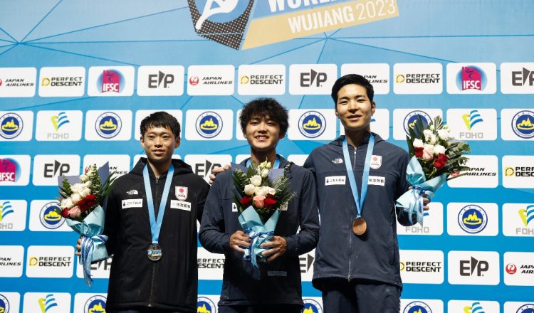 Podio masculino de la Copa del Mundo de Escalada de Dificultad de Wujiang 2023, con Sorato Anraku (1º), Shion Omata (2º) y Taisei Homma (3º) (Foto: Dimitris Tosidis/IFSC).