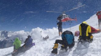 Un helicóptero despega desde la zona de la avalancha en el Manaslu  (Alpine Ascents)