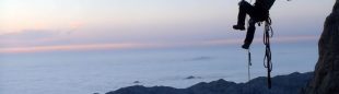 Rapelando ante un mar de nubes durante la escalada a "Sueños de invierno" en el Naranjo de Bulnes  (Col. Hnos. Cano)