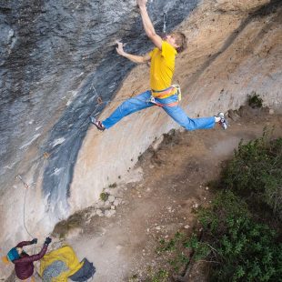 Alex Megos en 'King capella' 9b+ de Siurana (Foto: Esteban Lahoz).