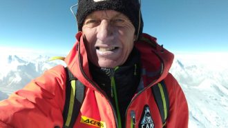 Denis Urubko celebrando su 49 cumpleaños en la cima del K2 (29 julio 2022), era la tercera cim de ochomil metros que ascendía en 11 días tras el Broad Peak y Gasherbrum 2.