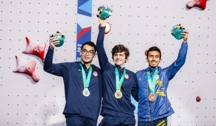 Podio masculino de velocidad en los Juegos Panamericanos de Santiago 2023, con Samuel Watson (1º), Noah Bratschi (2º) y Carlos Granja (3º) (Foto: Lena Drapella/IFSC).