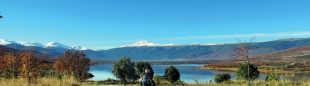 Peñalara y Cabezas de Hierro desde el tramo del Embalse de Pinilla en el Camino Natural de Lozoya  (DIONI SERRANO)