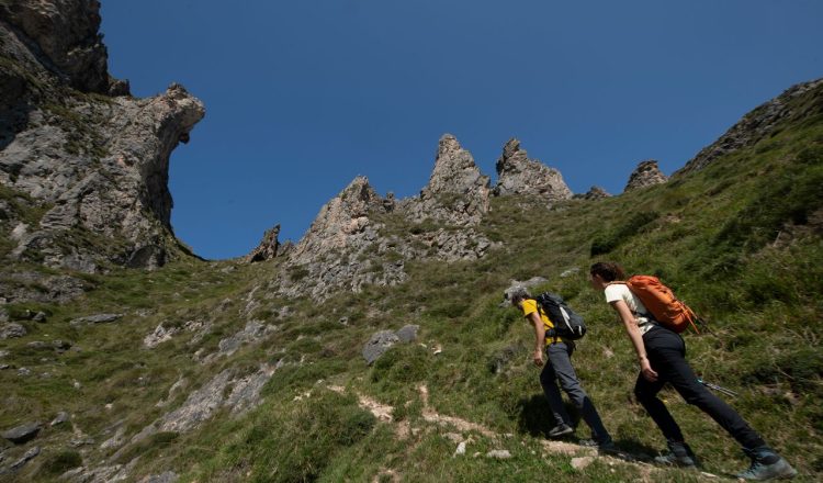 Ascensión al Pico Paña desde Colio 📷 @dariodesnivel