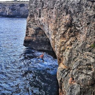 Iker Pou practicando psicobloc en Cala Sa Nau (Mallorca).