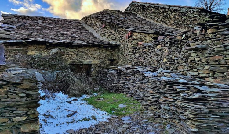 Una típica construcción de Prádena donde se combina la cuarcita y la pizarra.