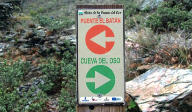 señal senderista en el camino en la ruta del río Pelagallinas