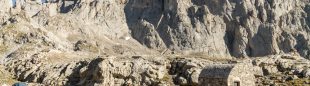 Refugio de Vega Huerta y cara sur de Peña Santa